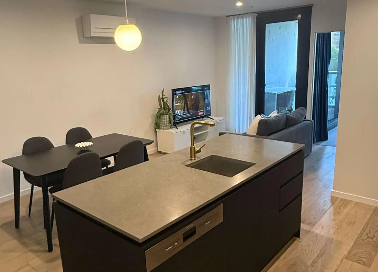 2Br-1Br-1Car- Cbd Pool Central 캔버라 아파트